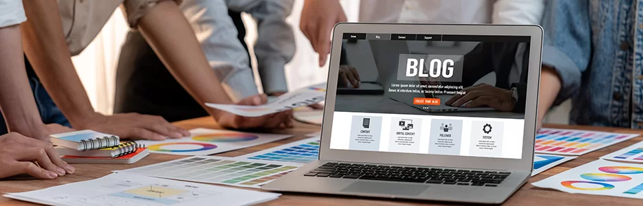 Equipe estratégica analisando performance de blog corporativo com dados e SEO