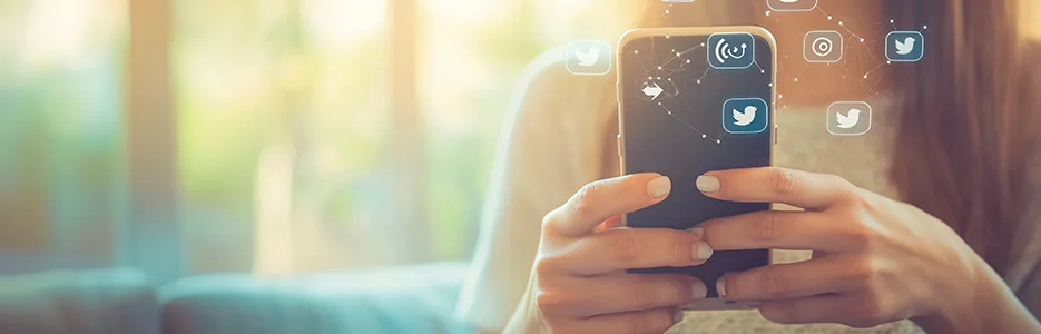 Empresário analisando redes sociais como canal de vendas para negócio local