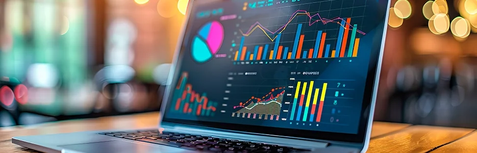 Empresário analisando campanhas de tráfego pago enquanto identifica falhas na estrutura de conversão, atendimento e geração de leads da empresa.